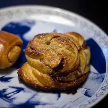 藍白盤子上的小豆蔻麵包