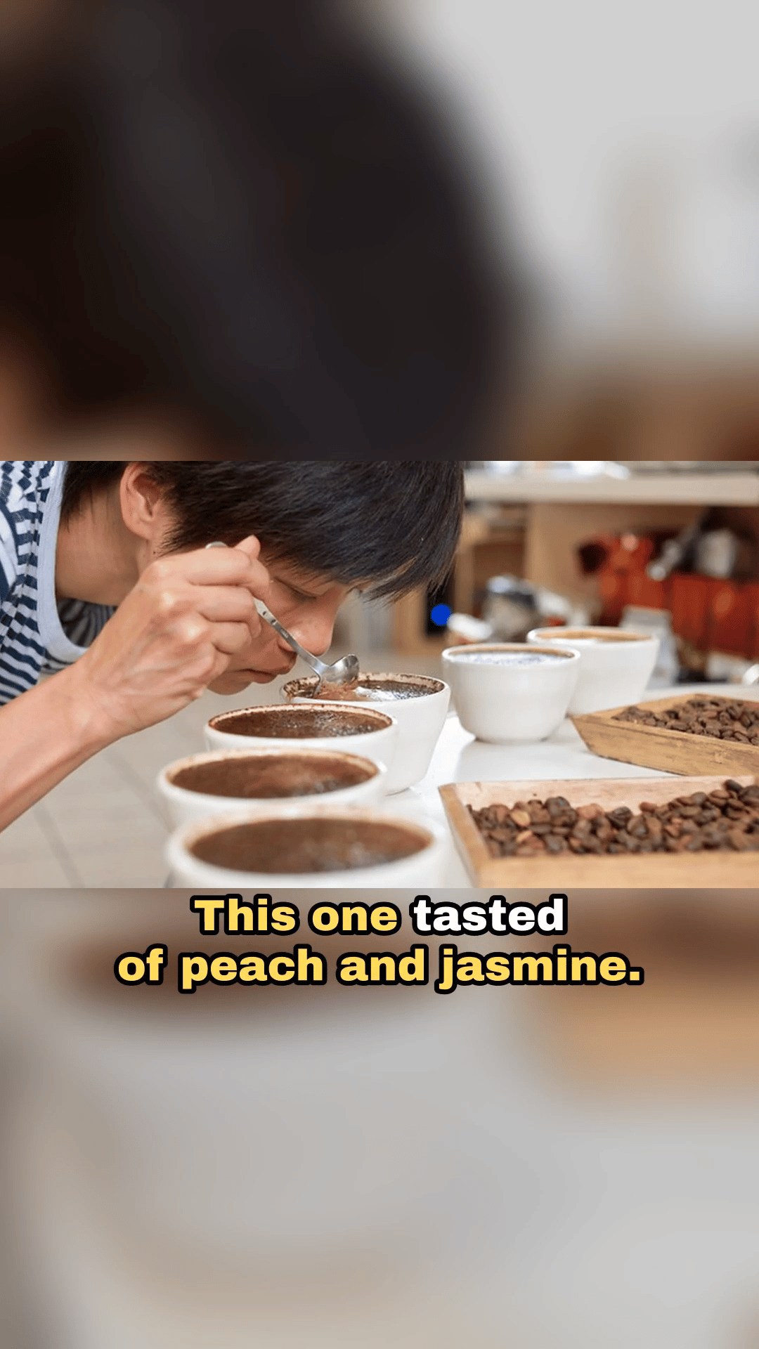Ein Clip im Hochformat, erstellt im Studio von SPREVA: eine Kaffeeverkostung, mit ihrem Untertitel ins Bild eingebrannt.
